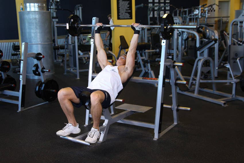 Barbell Incline Shoulder Raise — البداية