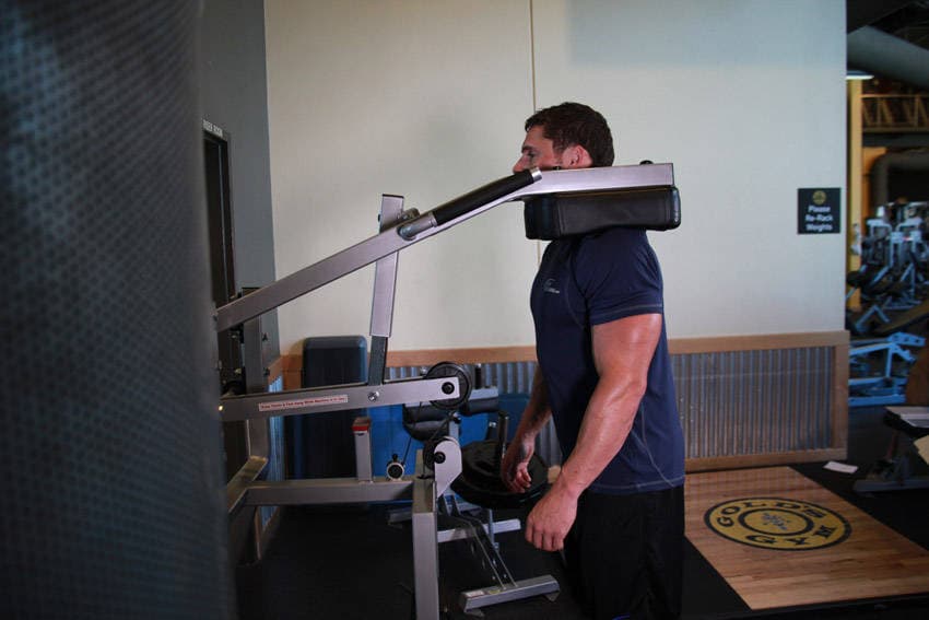 Calf-Machine Shoulder Shrug — البداية