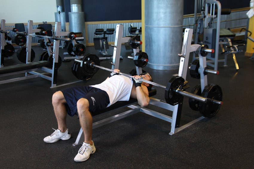 Close-Grip Barbell Bench Press — البداية
