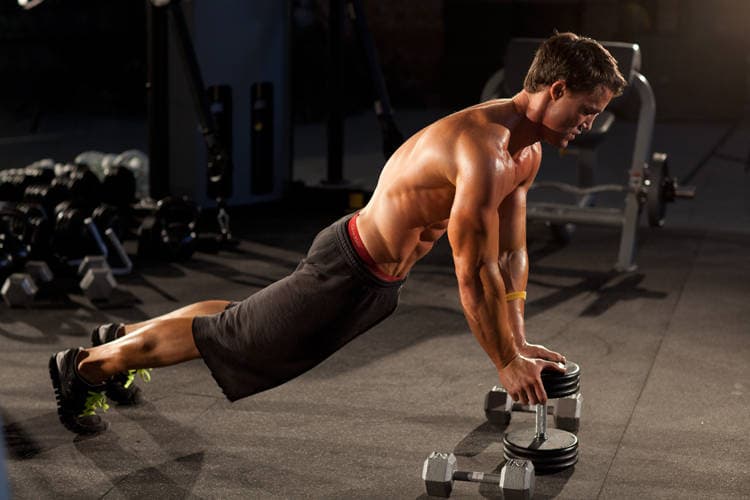 Close-Grip Push-Up off of a Dumbbell — البداية