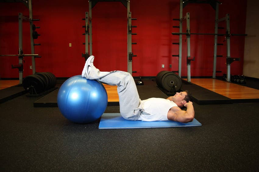 Crunch - Legs On Exercise Ball — البداية