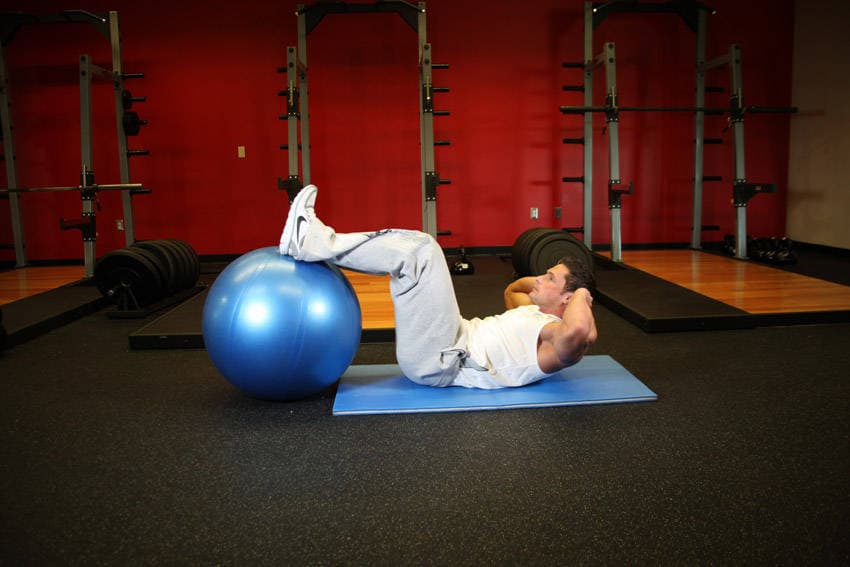 Crunch - Legs On Exercise Ball — النهاية