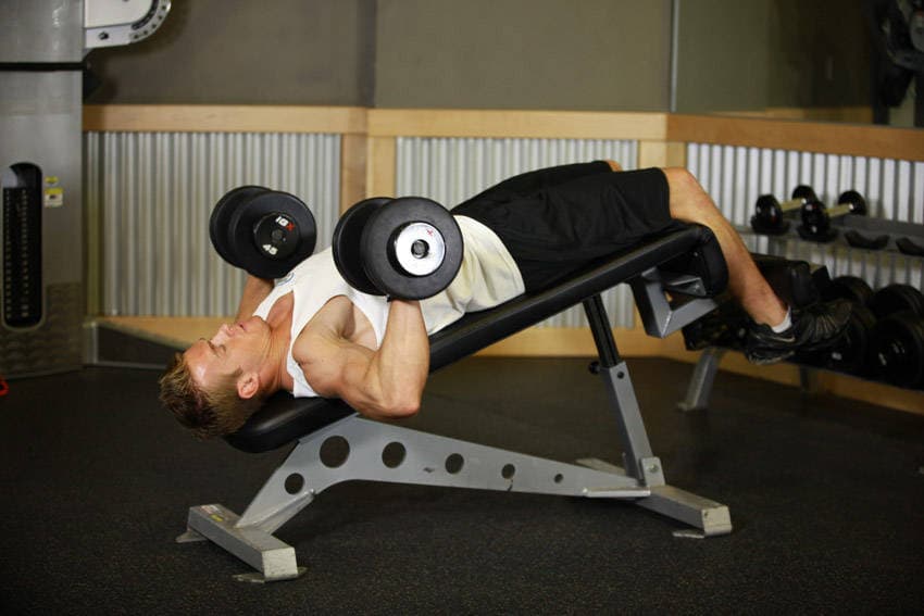 Decline Dumbbell Bench Press — البداية