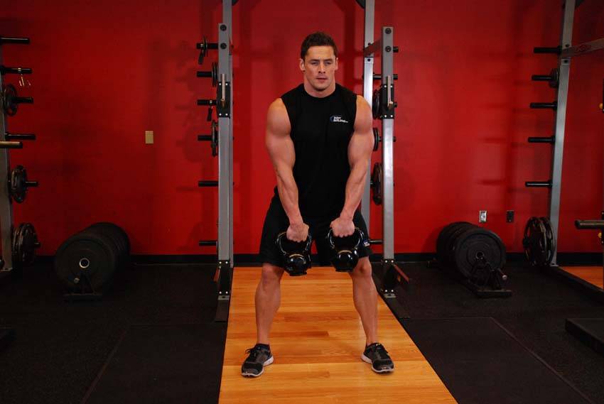 Double Kettlebell Alternating Hang Clean — البداية