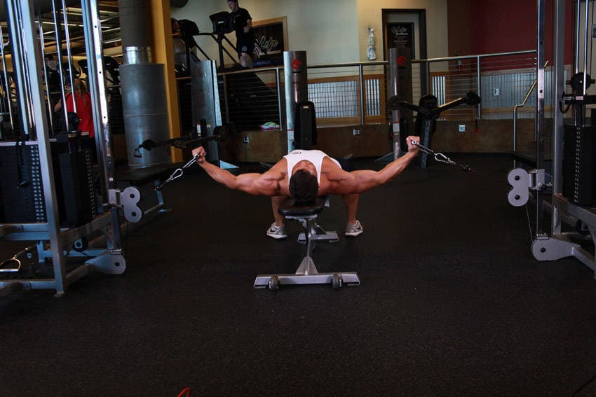 Flat Bench Cable Flyes — البداية