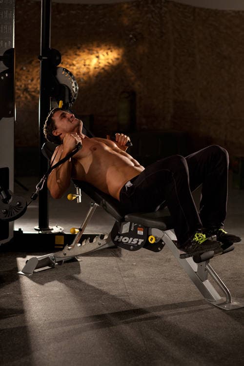 Incline Cable Chest Press — البداية