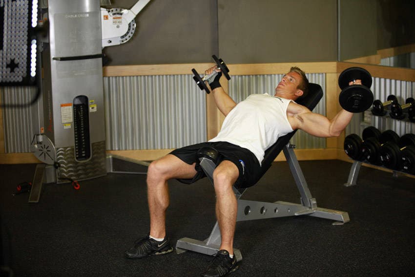 Incline Dumbbell Flyes - With A Twist — البداية