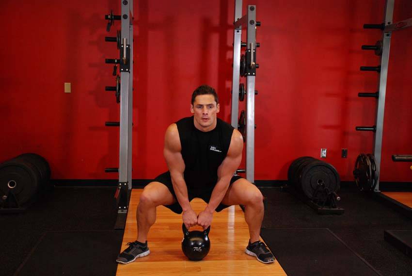Kettlebell Sumo High Pull — البداية