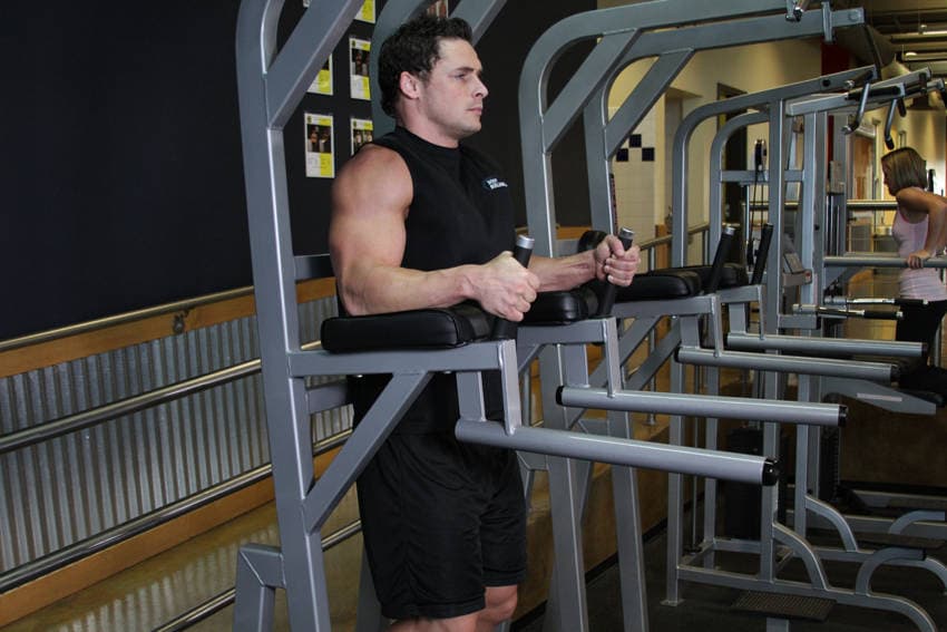 Knee/Hip Raise On Parallel Bars — البداية