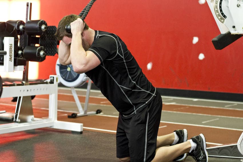 Kneeling Cable Crunch With Alternating Oblique Twists — البداية
