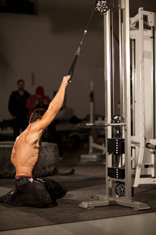 Kneeling Single-Arm High Pulley Row — البداية