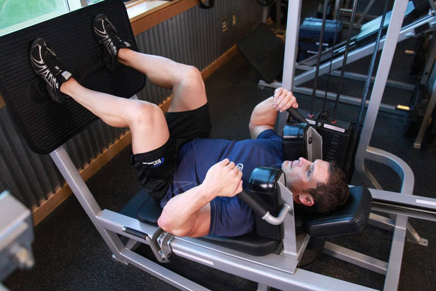 Lying Machine Squat — البداية