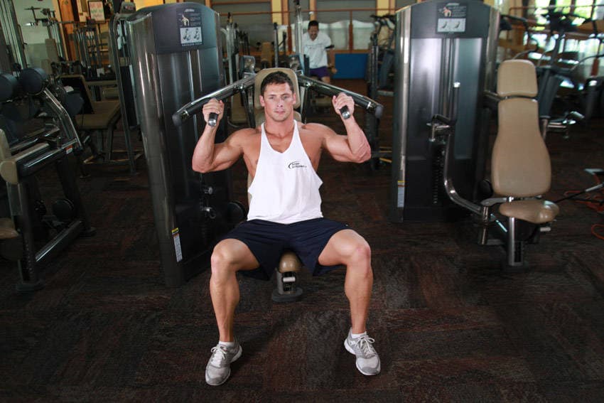 Machine Shoulder (Military) Press — البداية