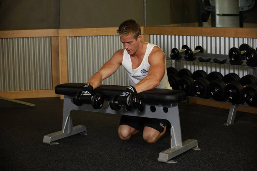 Palms-Down Dumbbell Wrist Curl Over A Bench — البداية