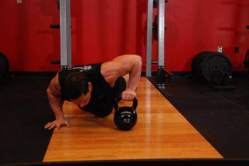 Plyo Kettlebell Pushups — البداية