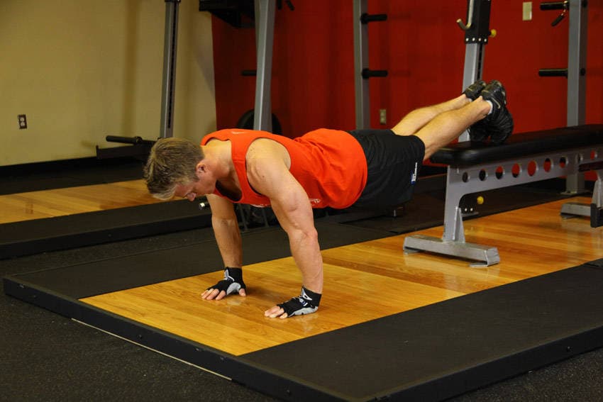 Push-Ups With Feet Elevated — البداية