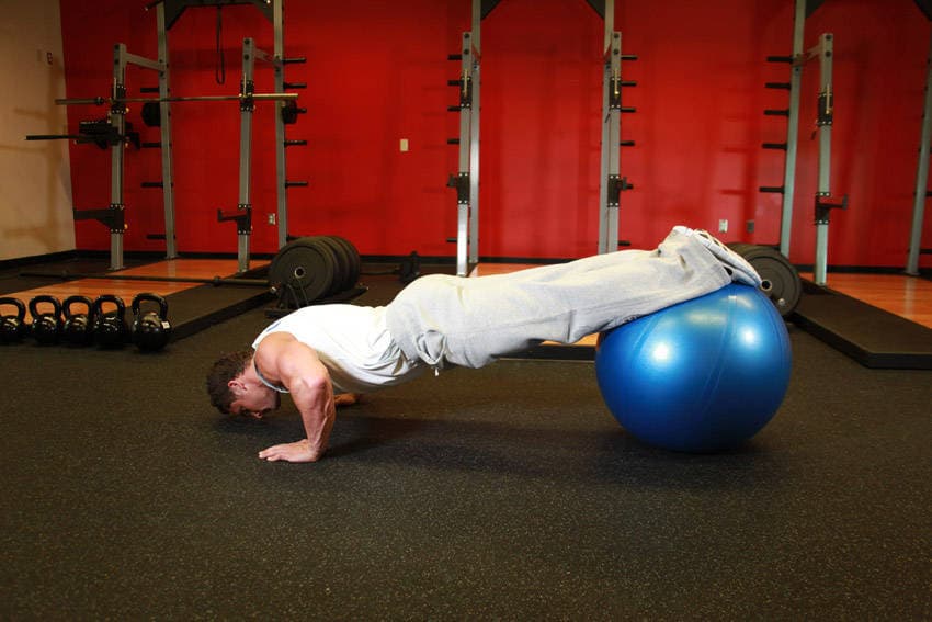 Push-Ups With Feet On An Exercise Ball — البداية