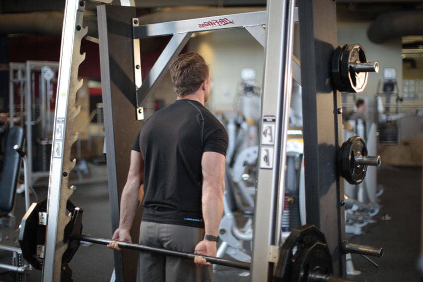 Smith Machine Behind the Back Shrug — البداية