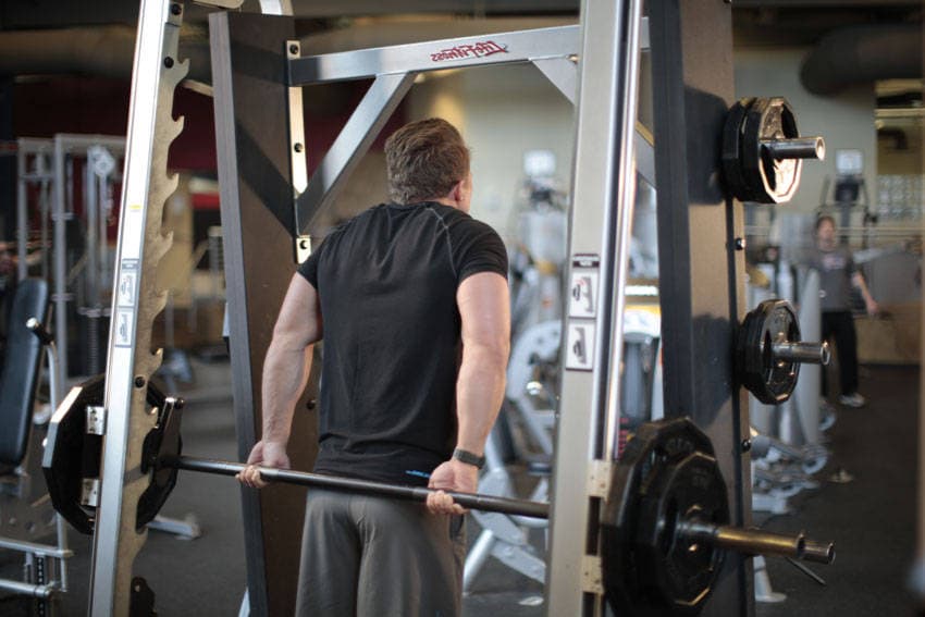 Smith Machine Behind the Back Shrug — النهاية