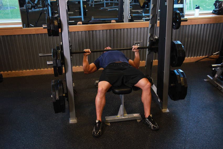 Smith Machine Bench Press — البداية