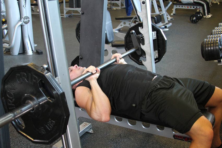 Smith Machine Close-Grip Bench Press — البداية