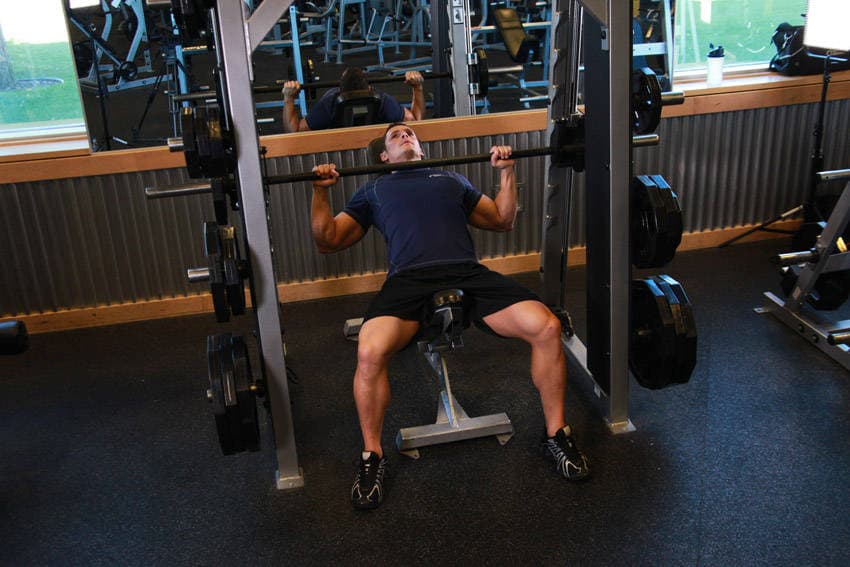 Smith Machine Incline Bench Press — البداية