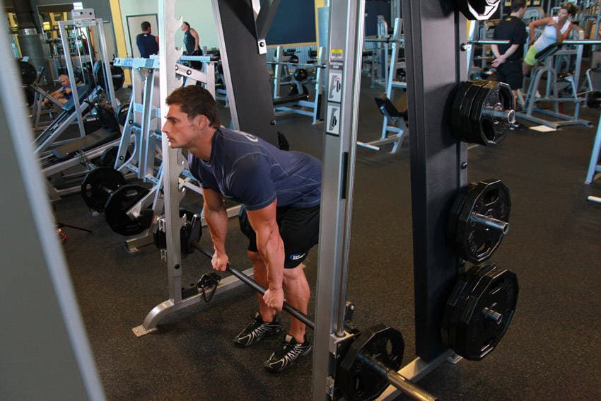 Smith Machine Stiff-Legged Deadlift — البداية