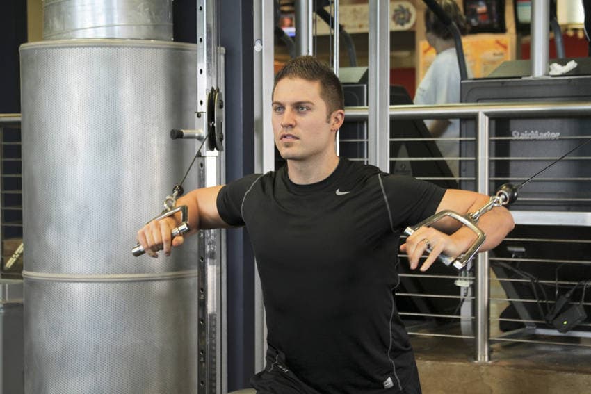 Standing Cable Chest Press — البداية