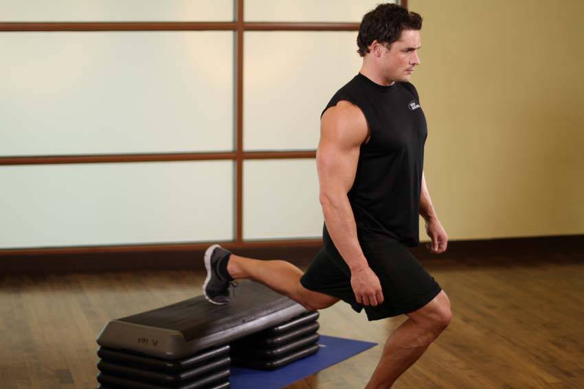 Standing Elevated Quad Stretch — البداية