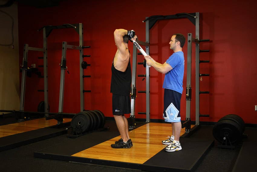 Standing Towel Triceps Extension — البداية