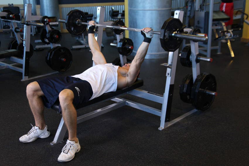 Wide-Grip Barbell Bench Press — البداية