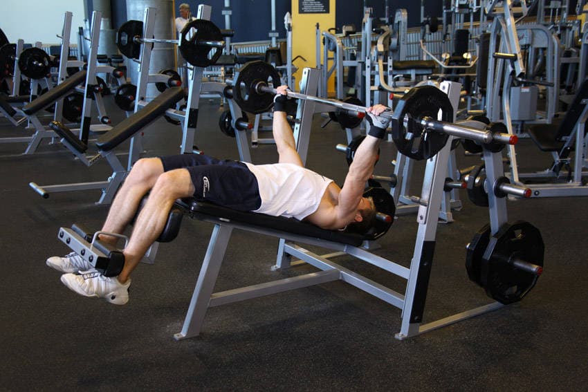 Wide-Grip Decline Barbell Bench Press — البداية