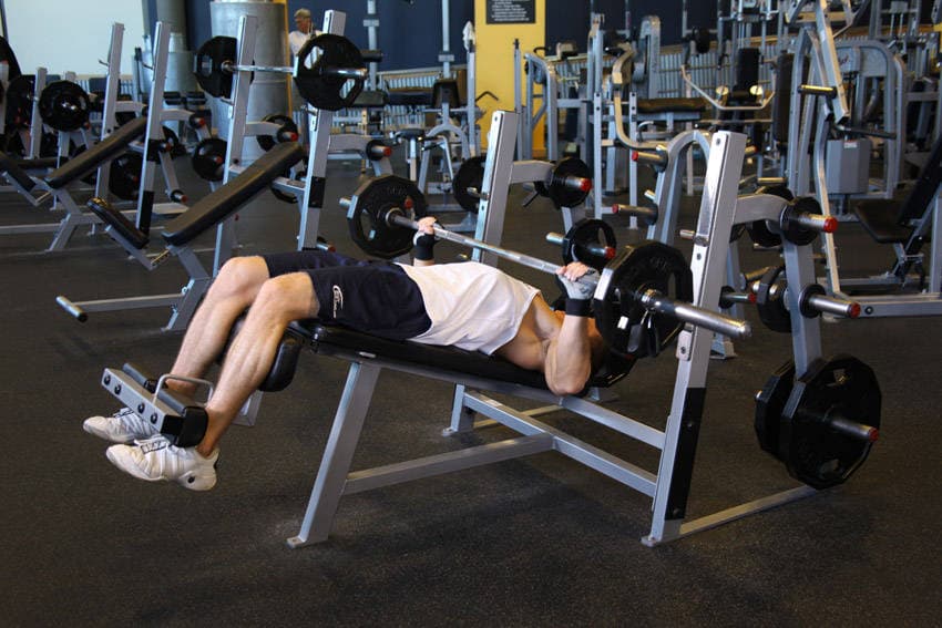 Wide-Grip Decline Barbell Bench Press — النهاية