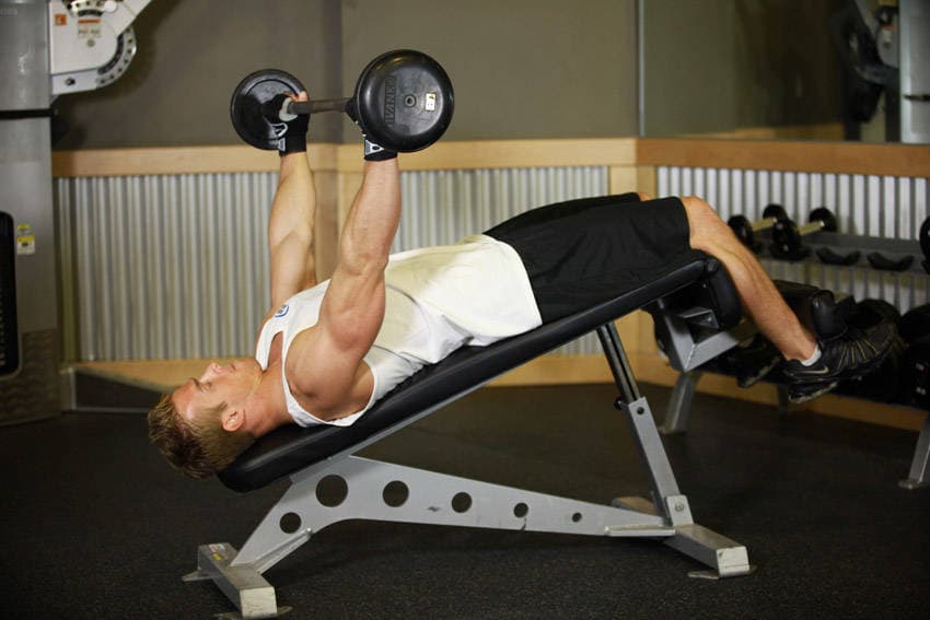 Wide-Grip Decline Barbell Pullover — البداية