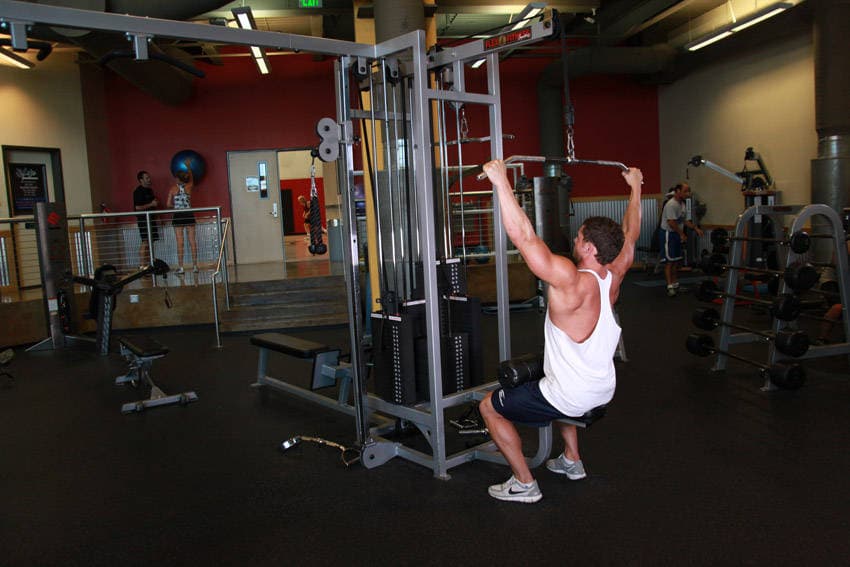 Wide-Grip Lat Pulldown — البداية